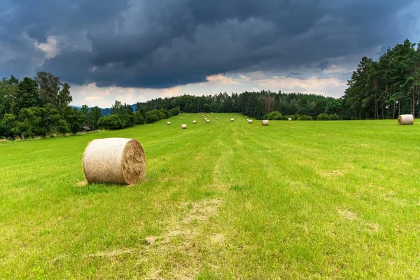 Storm Clouds Summer Day Field Hay Harvest Farm Hay Bales — Stock Photo, Image