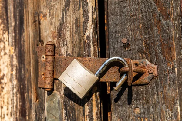 Old Wooden Door Modern Padlock House Security Concept Old Entrance — Stock Photo, Image