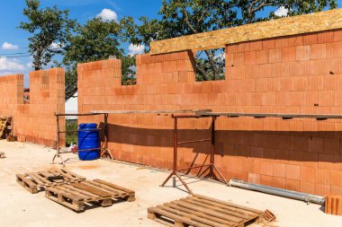 İnşaat evinin yapısı beton ve tuğladan yapılmış. Kırsalda bir tuğladan ev inşaatı. Boş inşaat alanı.