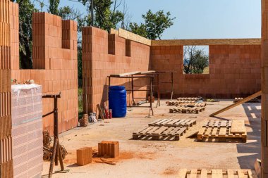 İnşaat evinin yapısı beton ve tuğladan yapılmış. Kırsalda bir tuğladan ev inşaatı. Boş inşaat alanı.