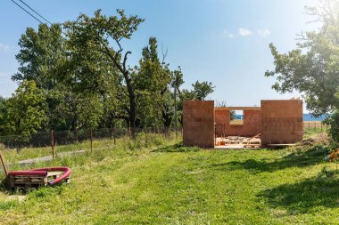 İnşaat evinin yapısı beton ve tuğladan yapılmış. Kırsalda bir tuğladan ev inşaatı. Boş inşaat alanı.