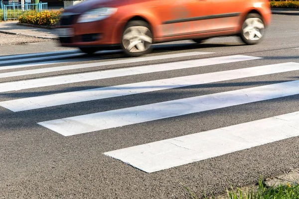 Pomerančová Auta Přechodu Značení Pěší Křižovatky Rychle Pohybující Automobil Foto — Stock fotografie