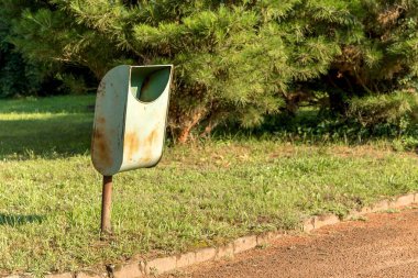 Şehirdeki eski yeşil çöp tenekesi. Atık için bir yer. Atık sıralama.