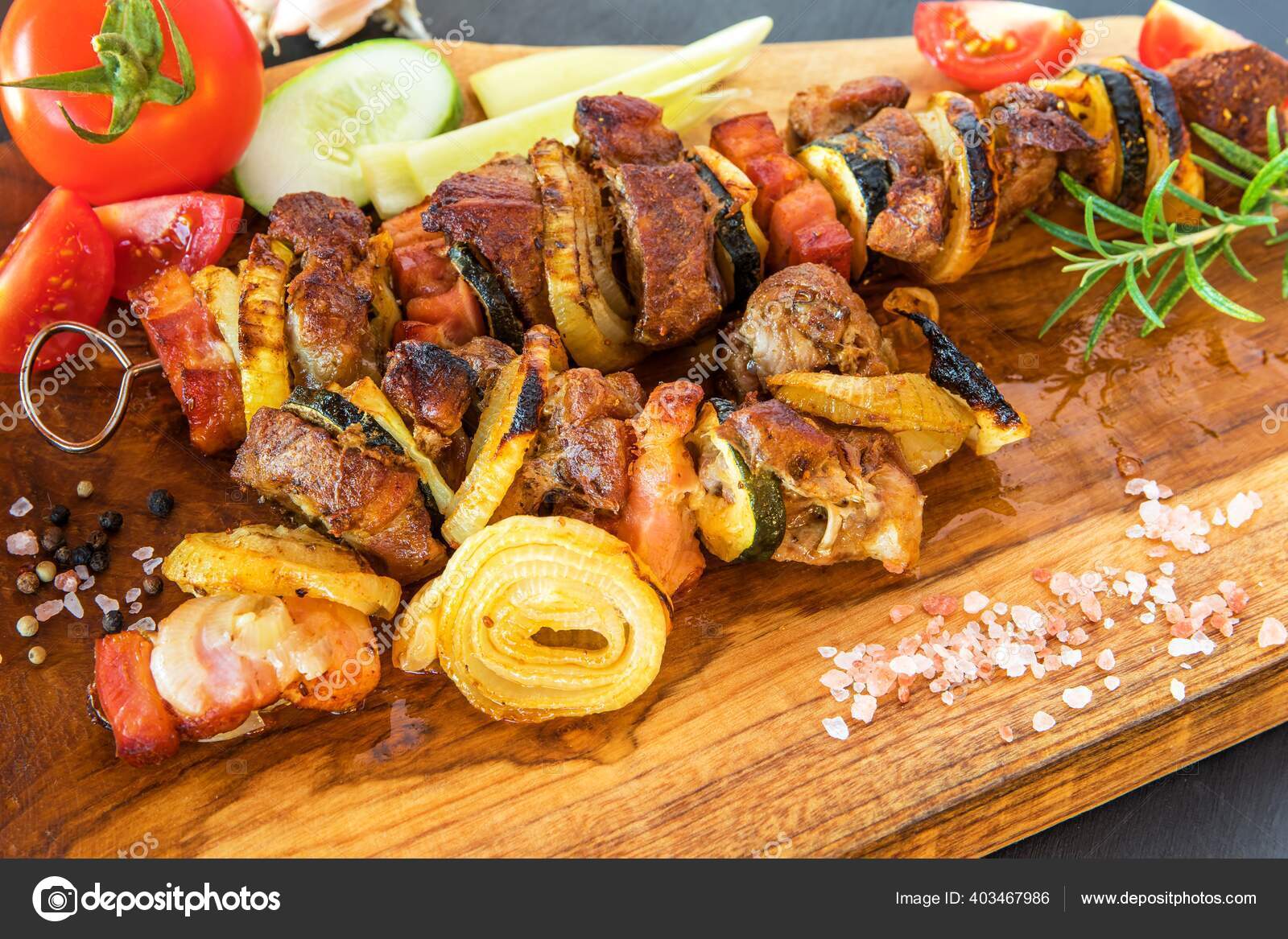 Kebabs Carne Grelhada Verduras Espetos Porco Tabua Corte Madeira Churrasco Stock Photo C Marsan 403467986