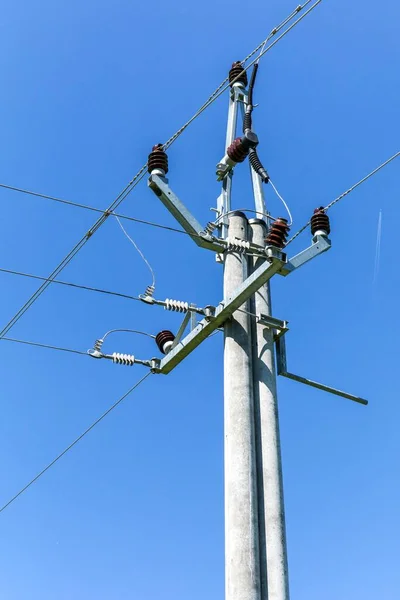 Concepto Energético Líneas Alimentación Poste Alta Tensión Contra Cielo Azul —  Fotos de Stock