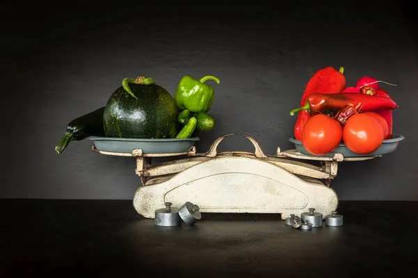 Свежие Овощи Старая Шкала Кухни Черном Фоне Урожай Овощей Здоровое — стоковое фото