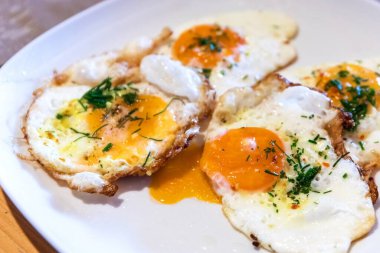 Tabakta sahanda yumurta. Kahvaltıda taze yumurta..