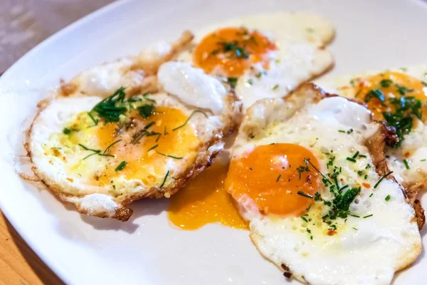 Tabakta sahanda yumurta. Kahvaltıda taze yumurta..