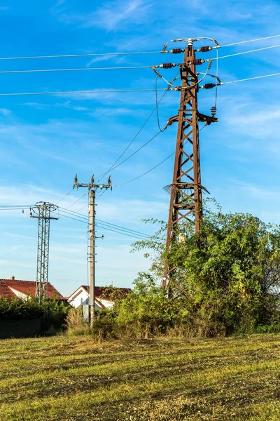 Enerji konsepti. Ekolojik enerji. Kırsal alandaki eski paslı elektrik direkleri ve kabloları.. 