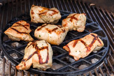 Izgara domuz filetosu. BBC ızgarasında domuz eti, ev yapımı. Diyet yemek. Ev barbeküsü.