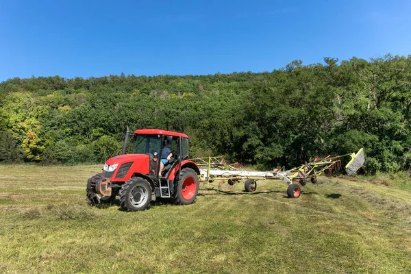 Traktor Merah Bekerja Lapangan Dengan Tedder Dua Rotor Kering Jerami — Stok Foto