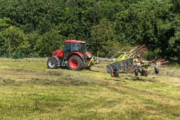 Traktor Merah Bekerja Lapangan Dengan Tedder Dua Rotor Kering Jerami — Stok Foto