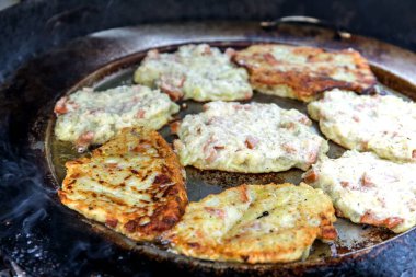 Izgarada kızarmış patates gözlemesi. Sağlıksız yağlı yiyecekler. Kızartma tavasında kızarmış patatesli gözleme.