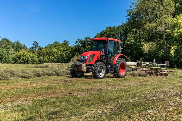 Traktor Merah Modern Bidang Pertanian Bekerja Pertanian Organik Haymaking Traktor — Stok Foto