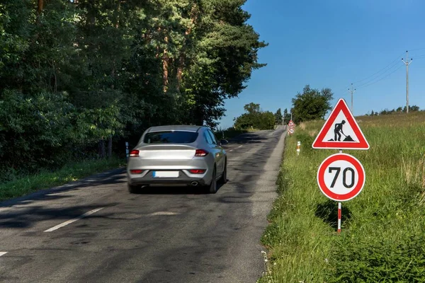 Panneaux Routiers Sur Une Route Campagne Ciel Bleu Matin Été — Photo