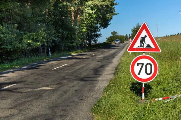 Vägskyltar Country Road Och Blue Sky Sommarmorgon Landsväg Tjeckien Reparation — Stockfoto