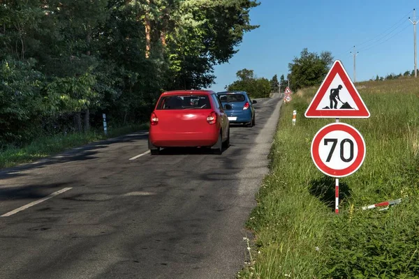 田舎道と青空に道路工事の標識 チェコ共和国の田舎道で夏の朝 道路補修だ 道路標識 — ストック写真
