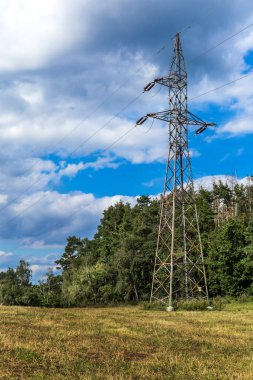Yüksek voltajlı elektrik hatları. Elektrik dağıtım istasyonu. Yüksek voltajlı elektrik iletim kulesi. Alternatif enerji