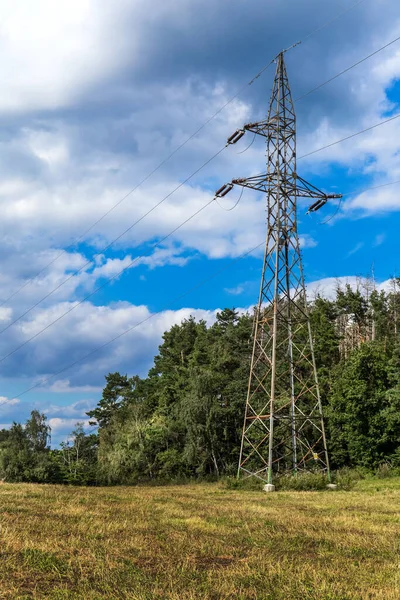 Yüksek voltajlı elektrik hatları. Elektrik dağıtım istasyonu. Yüksek voltajlı elektrik iletim kulesi. Alternatif enerji
