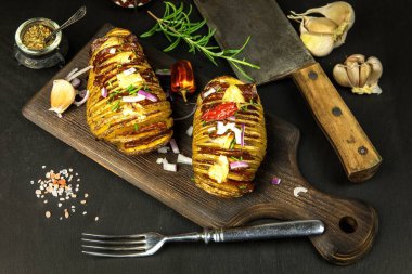 Frenk soğanlı taze pişmiş hasselback patates. Fırında pişmiş patates akordeonu..