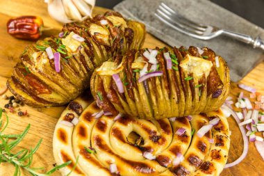 Patatesle kızartılmış lezzetli beyaz sosis. Izgara sosis ahşap tahtadan sosis, domuz sosisi, ev yapımı sosis.,