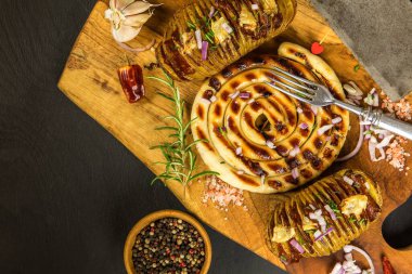 Patatesle kızartılmış lezzetli beyaz sosis. Izgara sosis ahşap tahtadan sosis, domuz sosisi, ev yapımı sosis.,