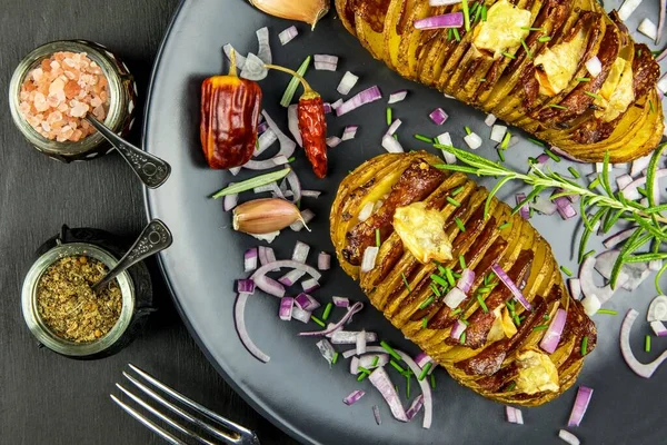 Frenk soğanlı taze pişmiş hasselback patates. Fırında pişmiş patates akordeonu..