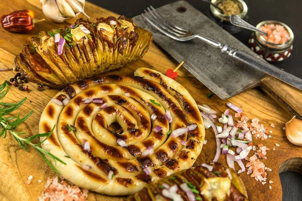 Patatesle kızartılmış lezzetli beyaz sosis. Izgara sosis ahşap tahtadan sosis, domuz sosisi, ev yapımı sosis.,