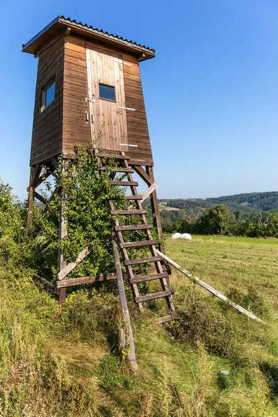Jachttoren Natuur Tsjechië Uitkijktoren Voor Jacht Zomerdag Landbouwlandschap Tsjechische Republiek — Stockfoto