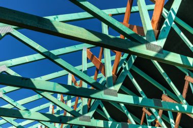 Bir aile evi inşaatı. Hamile kirişler. Çatı İnşaatı. Ahşap Çerçeve İnşaatı.