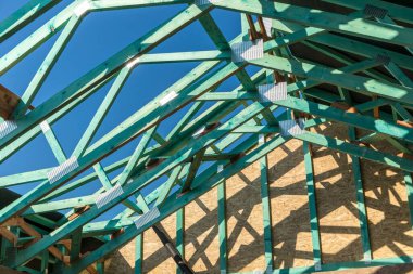 Bir aile evi inşaatı. Hamile kirişler. Çatı İnşaatı. Ahşap Çerçeve İnşaatı.