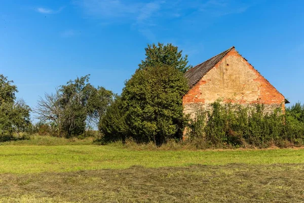 Alte Ziegelscheune Der Tschechischen Landschaft Agrarlandschaft Heißer Sommertag Auf Dem — Stockfoto