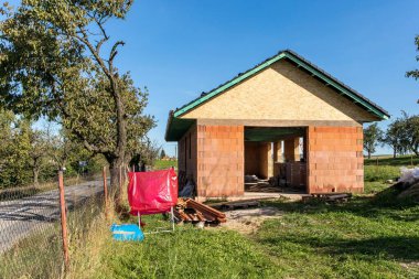 Aile evi yapım aşamasında. Ev inşaatı. Tuğla ev.