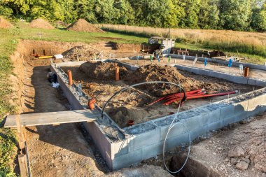 Aile evi yapım aşamasında. Formaliteleri kaybedilmiş bir aile evinin temeli. Akşam inşaat alanında..