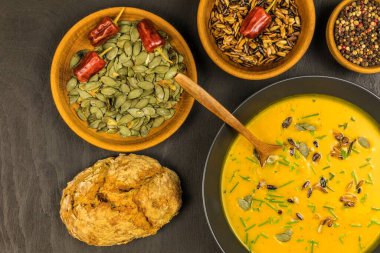 Taze sonbahar hokkaido kabaklı balkabağı çorbası. Sağlıklı yiyecekler. Ev yapımı balkabağı çorbası..