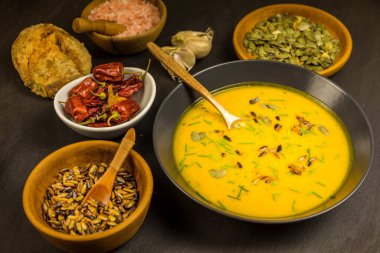 Taze sonbahar hokkaido kabaklı balkabağı çorbası. Sağlıklı yiyecekler. Ev yapımı balkabağı çorbası..