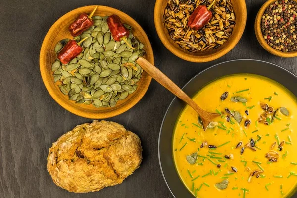 Taze sonbahar hokkaido kabaklı balkabağı çorbası. Sağlıklı yiyecekler. Ev yapımı balkabağı çorbası..