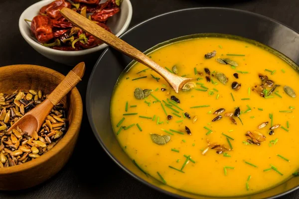 Taze sonbahar hokkaido kabaklı balkabağı çorbası. Sağlıklı yiyecekler. Ev yapımı balkabağı çorbası..