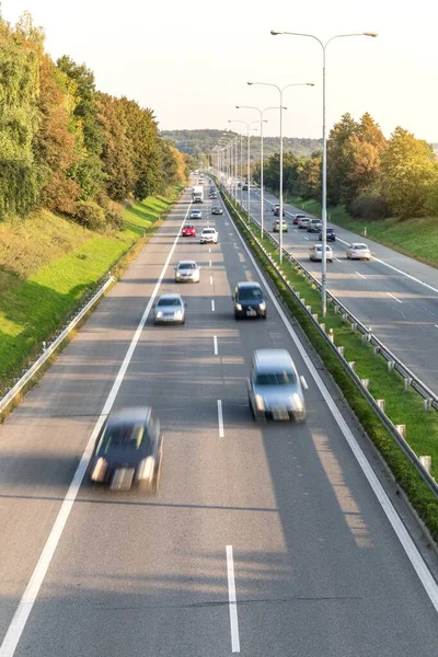 道路交通运输 日出时 汽车在高速公路上行驶 运动模糊 通往布尔诺市的道路 捷克共和国 通往城市的道路 — 图库照片