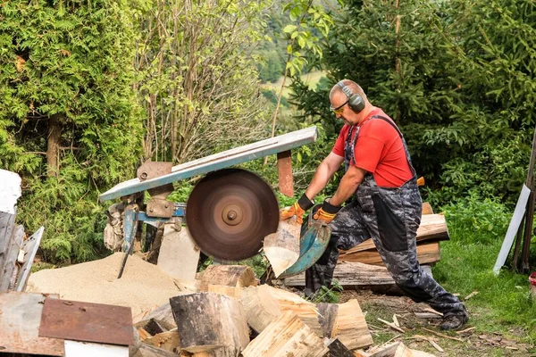 Man Cuts Wood Large Saw Preparing Winter Dangerous Work Circular — Stock Photo, Image