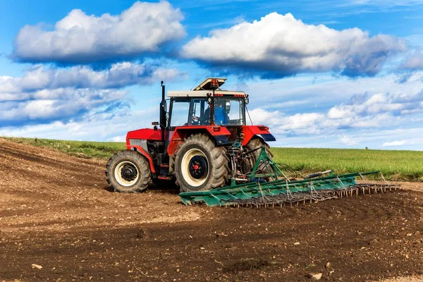 Ladang Budidaya Traktor Merah Atas Langit Biru Traktor Merah Tua — Stok Foto