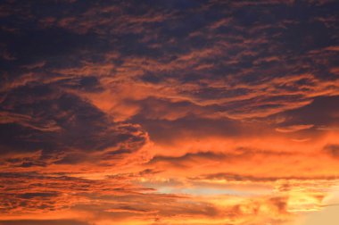 Karanlık fırtınalı bulutlu gökyüzü korkunç gün batımı / kanlı gökyüzü güzel dramatik turuncu bulutlara bulutlu gökyüzü günbatımı üzerinde fırtına