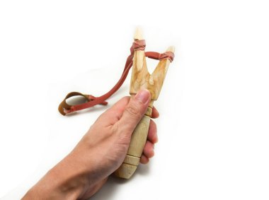 Beyaz zemin üzerinde ahşap mancınık (sapan)