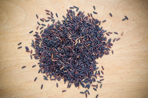 Riceberry Alimentos Orgânicos Pilha Riceberries Crus Madeira Fundo Produto Agricultura — Fotografia de Stock
