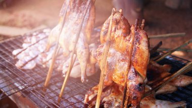 Tayland usulü ızgara tavuk / bambuyla süslenmiş barbekü tavuk Tayland usulü tavuk sokak yemeklerinde ızgarada ızgara.