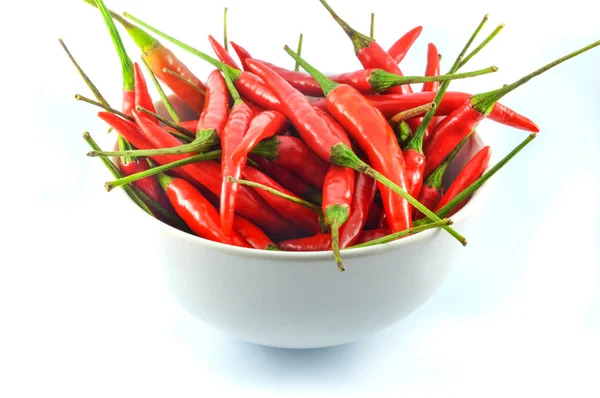 Chilli Paprika Isolerad Vit Skål Med Färska Röda Chilipaprika Isolerad — Stockfoto