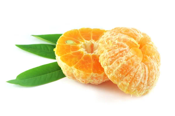 半オレンジ色の果実分離 新鮮なオレンジ色の果皮スライス半分に緑色の葉が白い背景に隔離されています — ストック写真