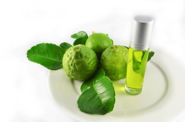 Kafir kireç, beyaz arka plan / bergamot esaslı petrol / Tayland bitkisi yağı yağı. Kaffir çıkarmak için kullanılan tıbbi özellikler.