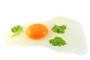 Taze yumurta sarısı, çiğ yumurta çırpılmış çırpma, beyaz arka planda izole edilmiş yemek pişirme, kişniş sarısı ve yumurta sarısı olan tavuk.