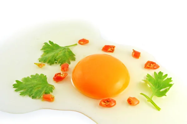 新鮮な卵の黄身 生の卵は 白の背景に隔離された調理食品を泡立て器 コリアンダーチリと卵黄と卵の鶏をクラック — ストック写真